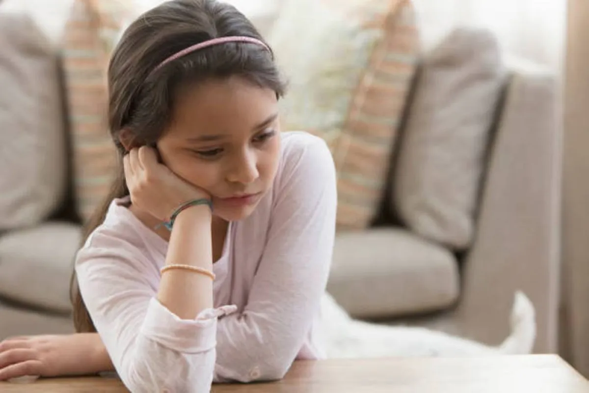صورة لطفلة تشعر بالغيرة فتنطوي على نفسها