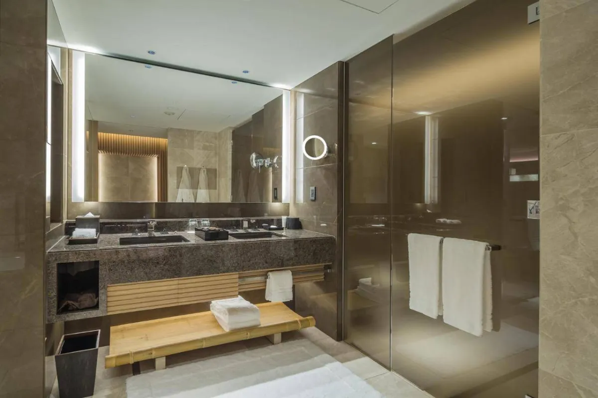 حمامات فخمة في غرف فندق فور سيزونز كيوتو