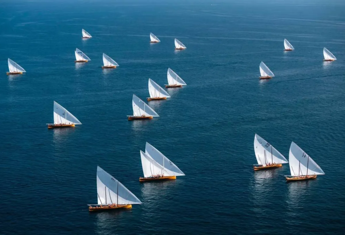 بحارة سباق "دلما التاريخي الخامس" يبحثون عن لؤلؤة المجد .الصورة من "وام"