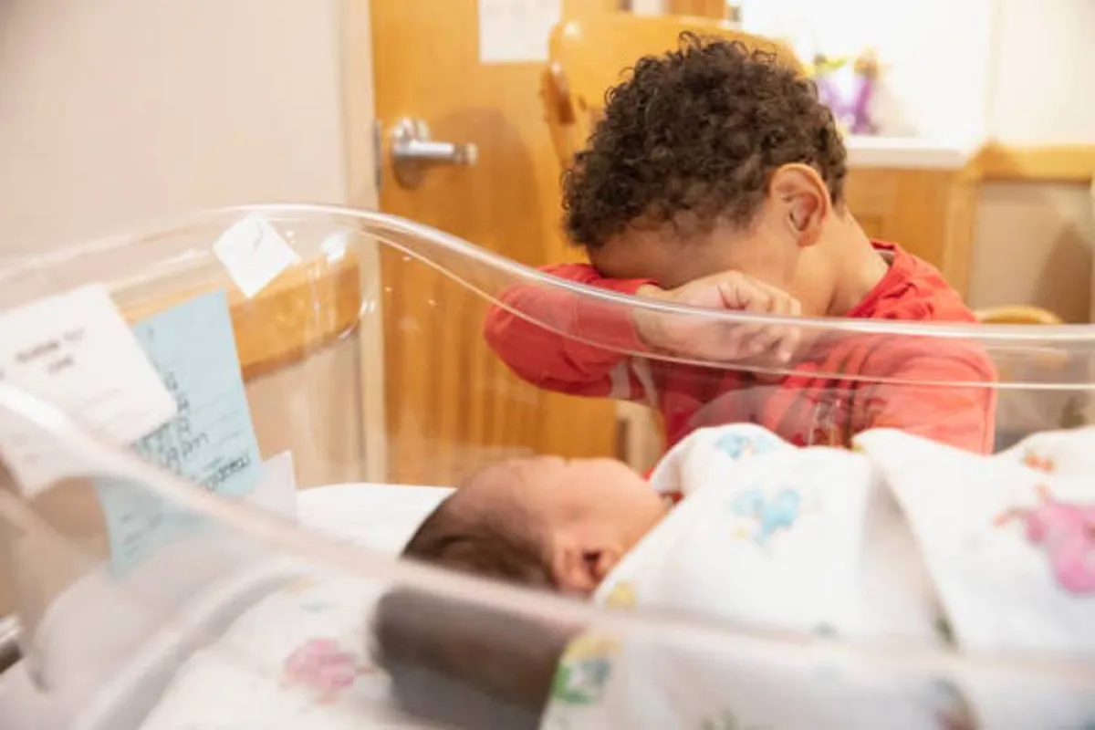 صورة توضح مظاهر الغيرة من المولود الجديد