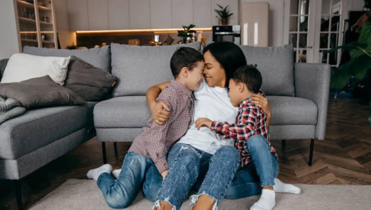 صورة لأم تحل مشكلة الغيرة بطريقة صحيحة