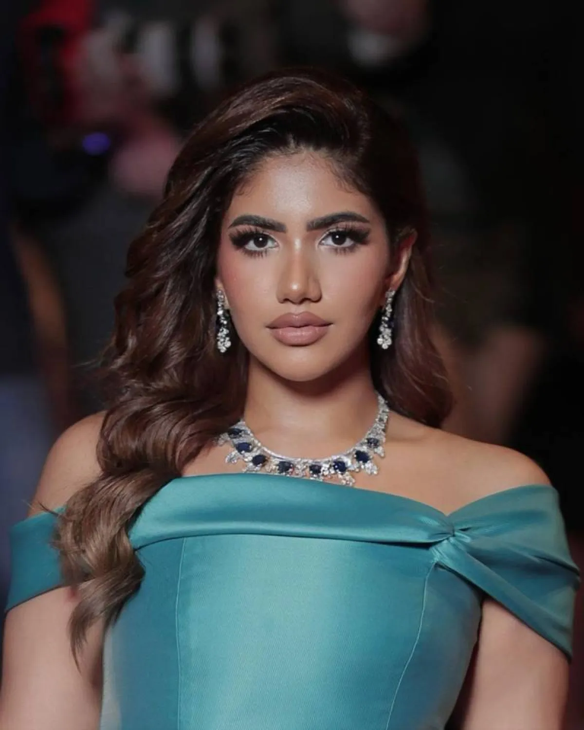 نور ستارز بقلادة ألماس مرصوفة بالياقوت الأزرق