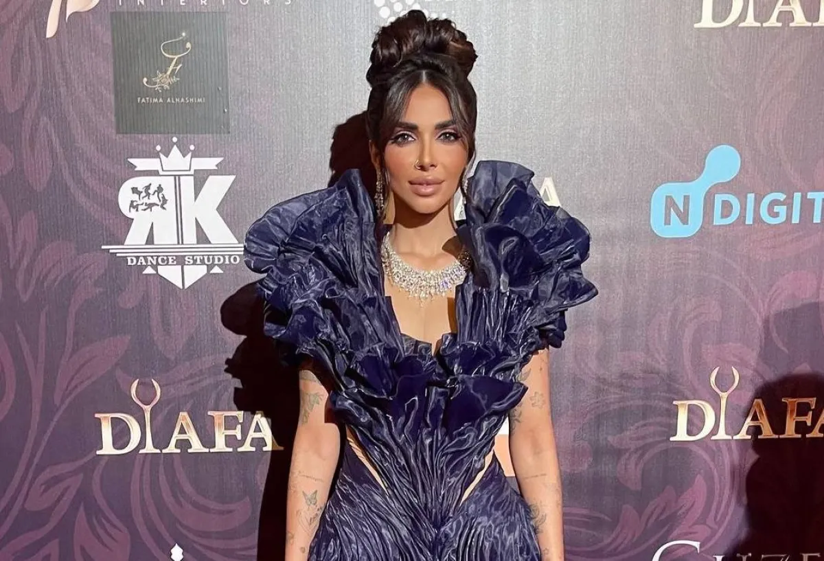 سارة المدني بقلادة عريضة وأقراط شاندلير مرصوفة بالألماس