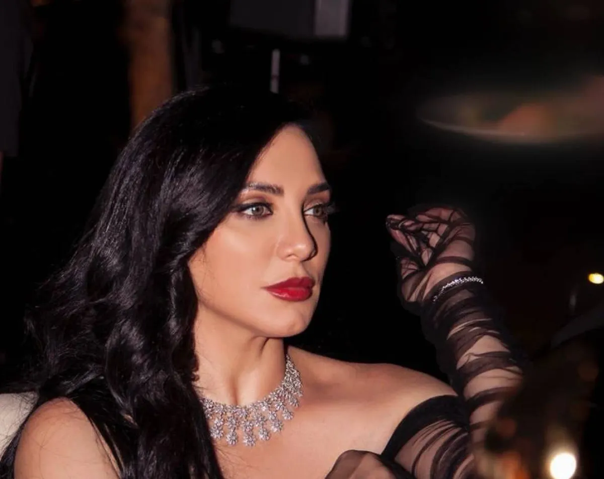 سولاف فواخرجي بطقم من الذهب الأبيض المرصوف بالألماس