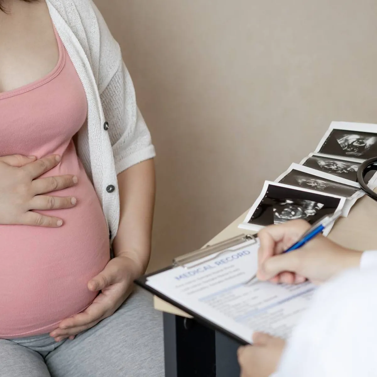 صورة لحامل تتابع فحوصات الحمل