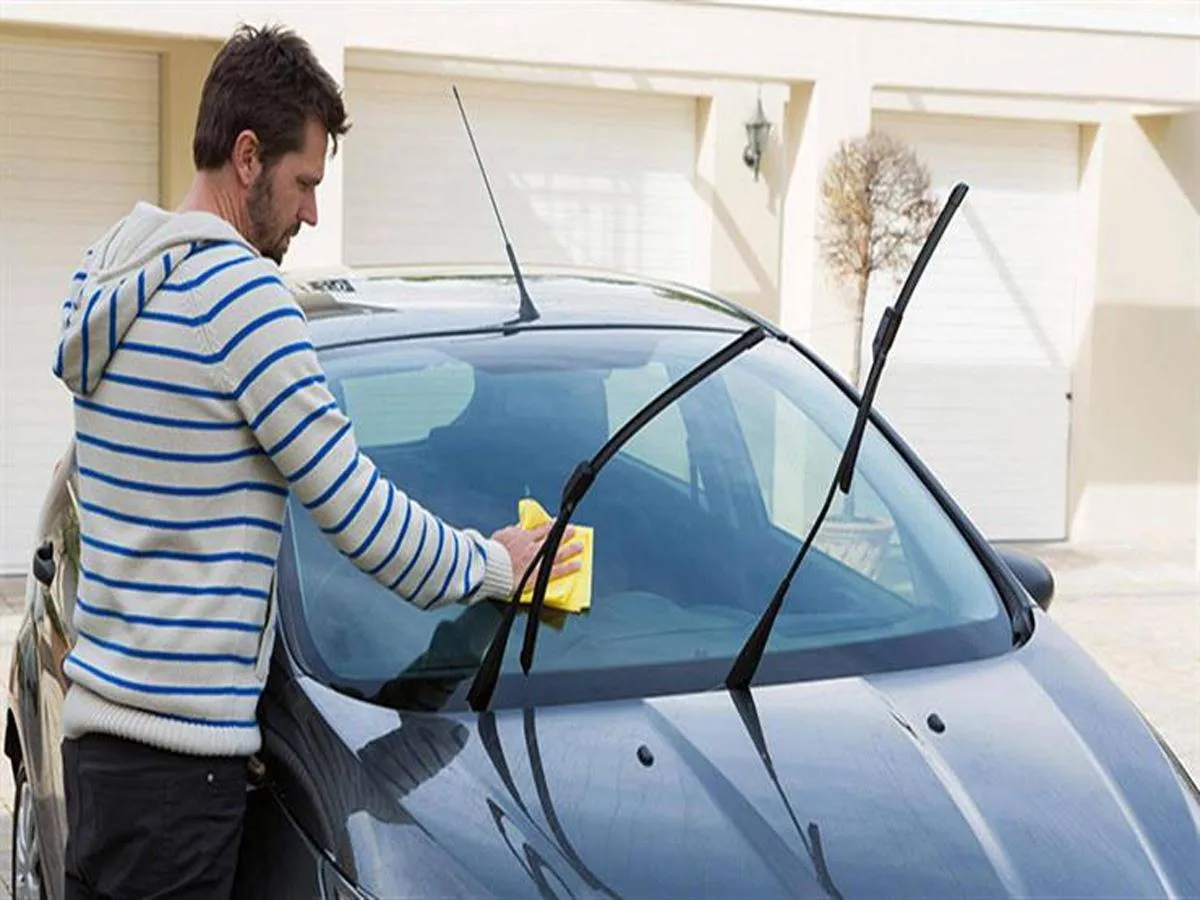 مساحات زجاج السيارات