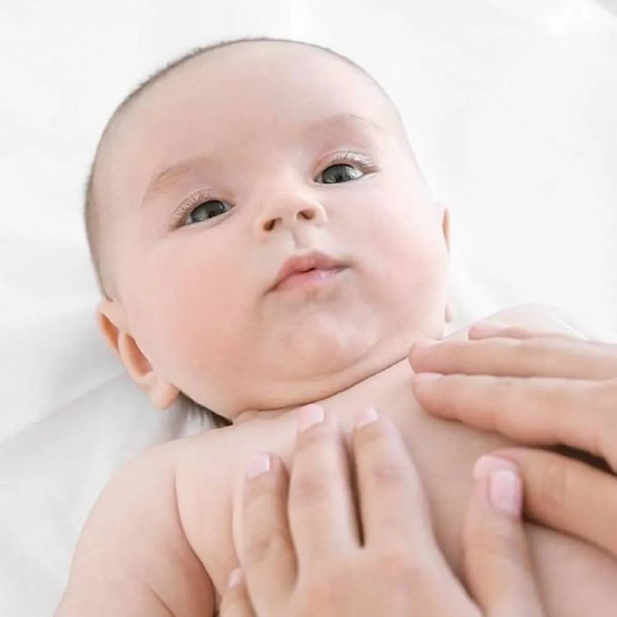 صورة لطفل يدقق في الوجه القريب منه