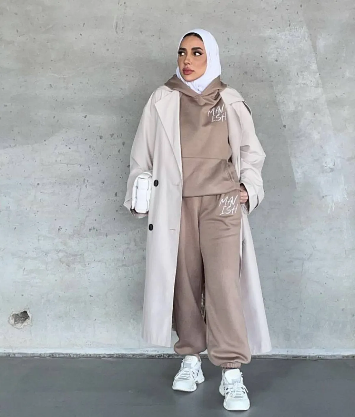 عايشة العقيل باطلالة مونكروم