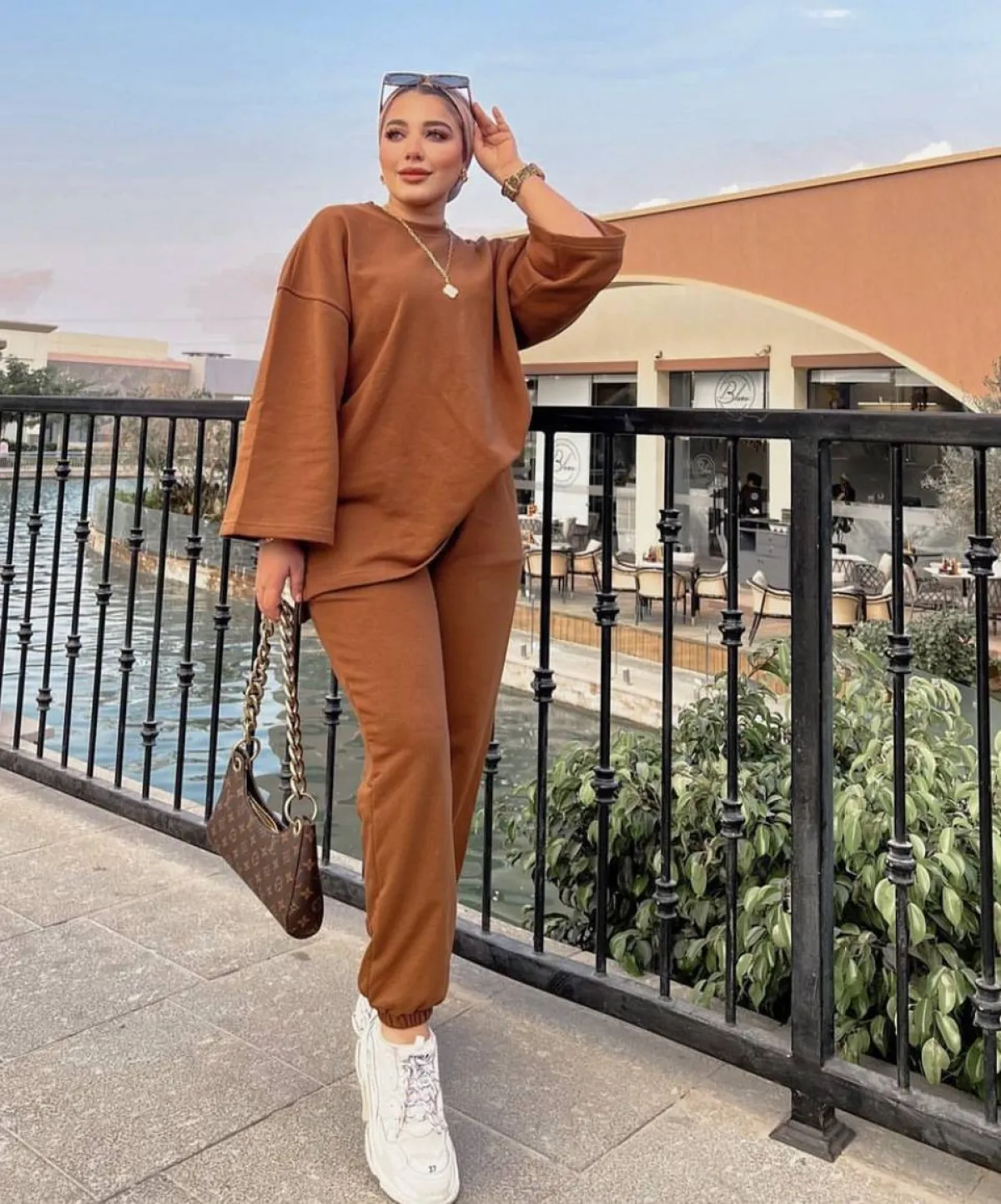 حنان الحكيم بازياء فضفاضة