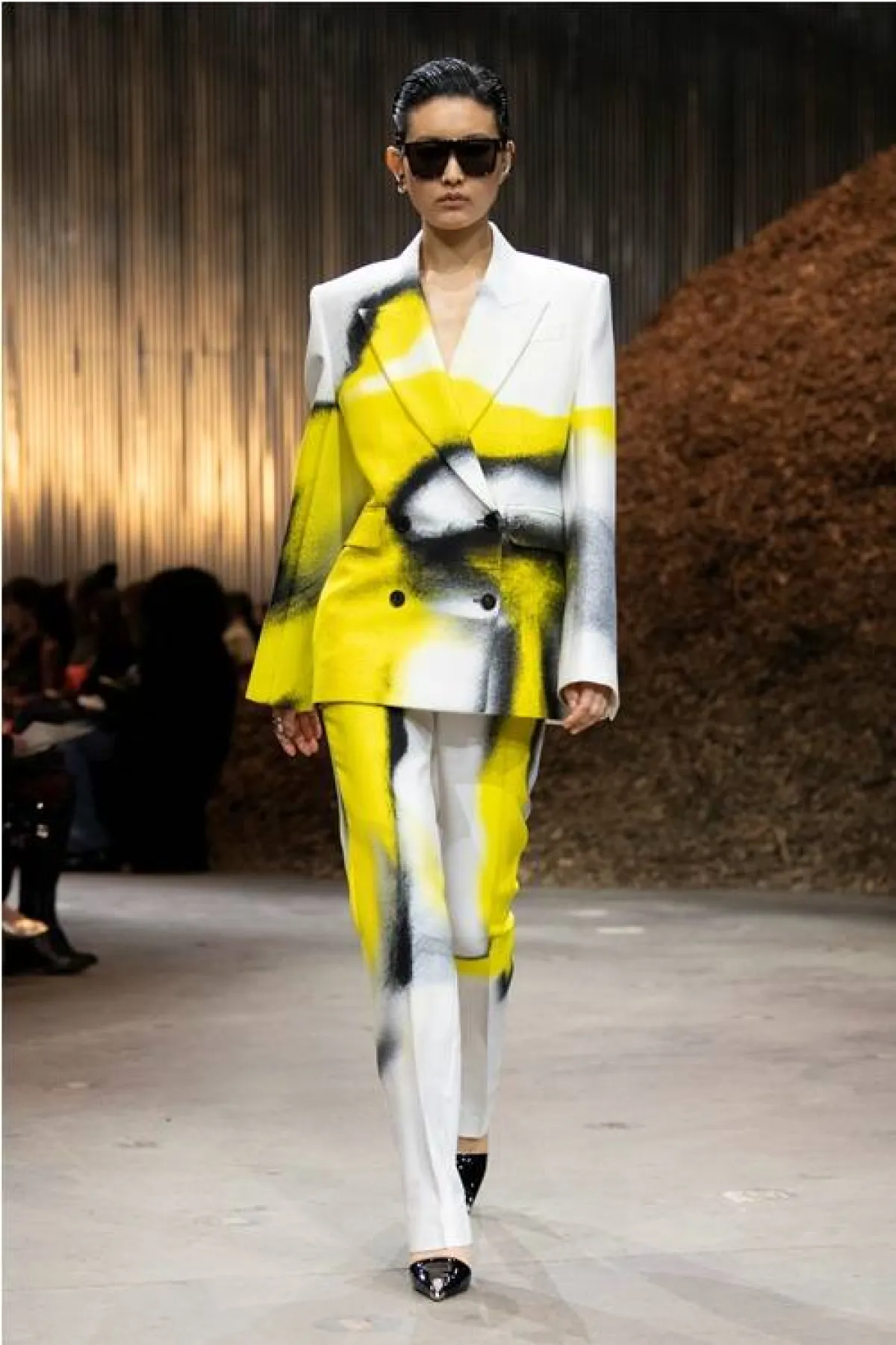 الاًصفر في مجموعات الشتاء من ألكسندر ماكوين Alexander Mcqueen