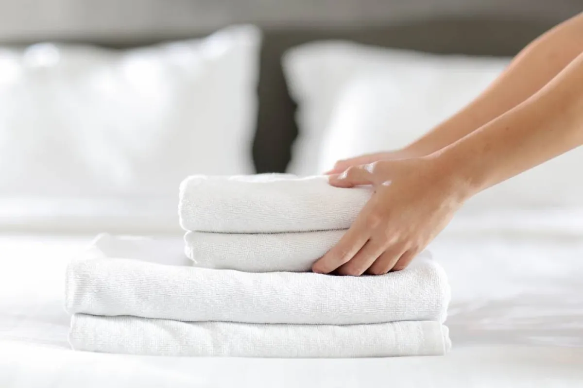 لا يصحّ غسل ملاءات السرير والمناشف معًا، في الغسّالة