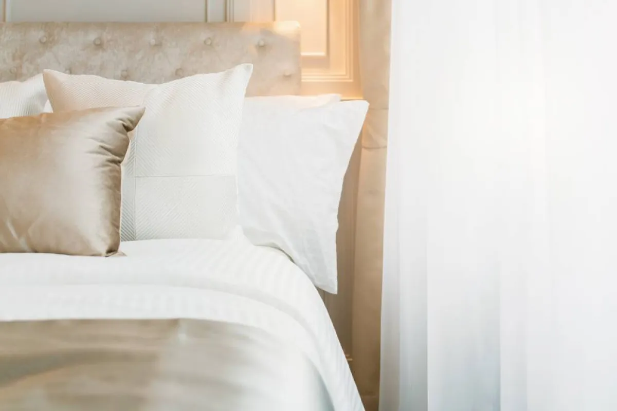 غسل ملاءات السرير وأغطية الوسائد معًا، في الغسّالة