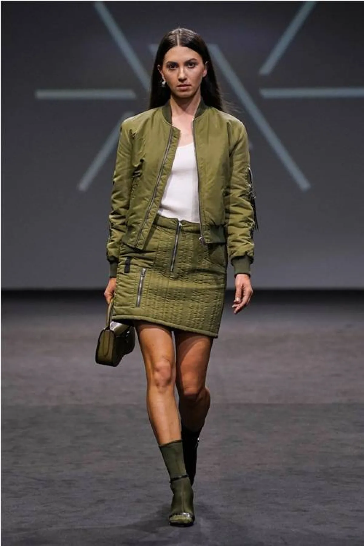 تنورة قصيرة لإطلالة أنثوية من ليبور جابالا Lebor Gabala