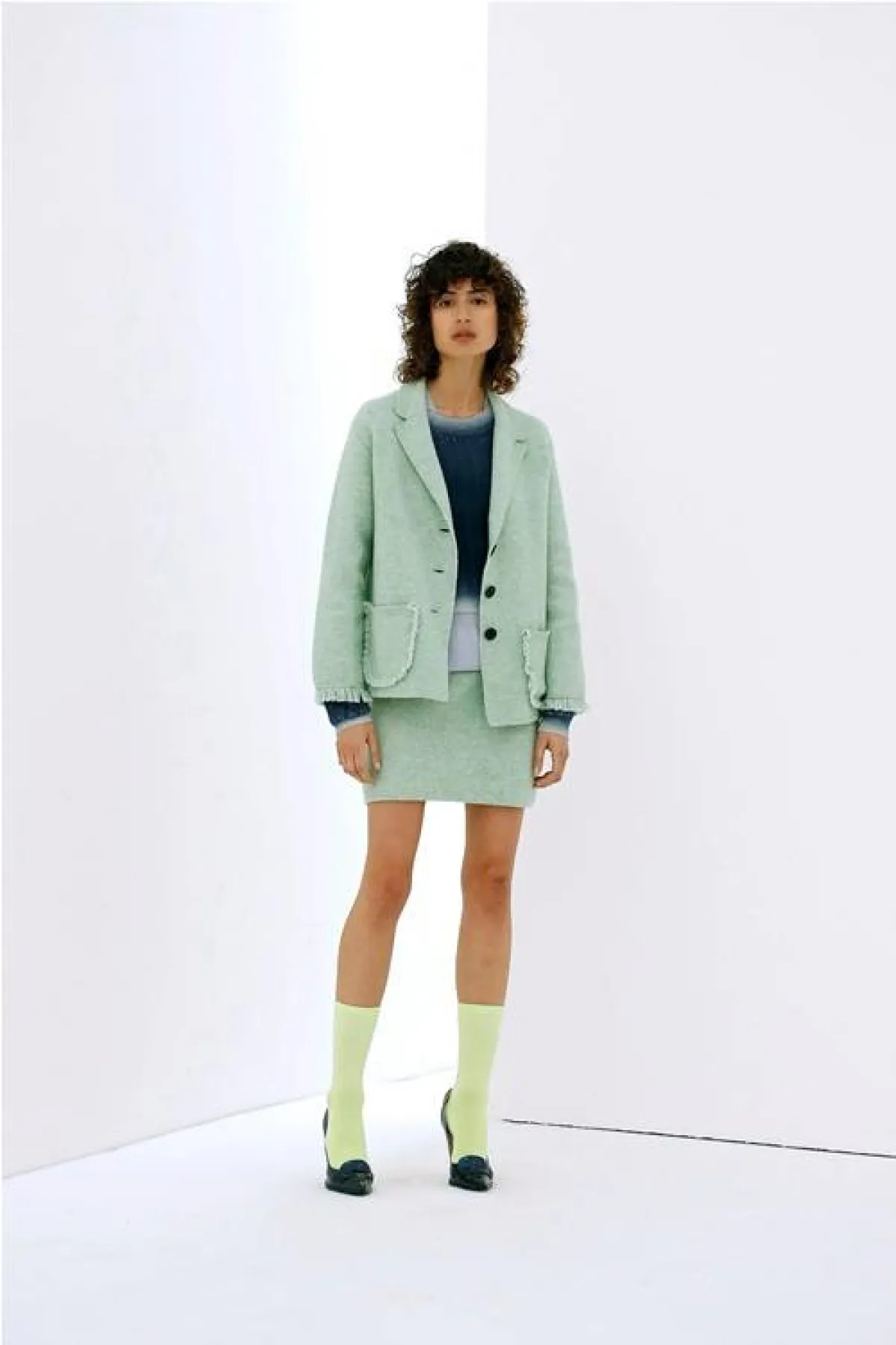 تنورة قصيرة لإطلالة أنثوية من ليبور جابالا Lebor Gabala