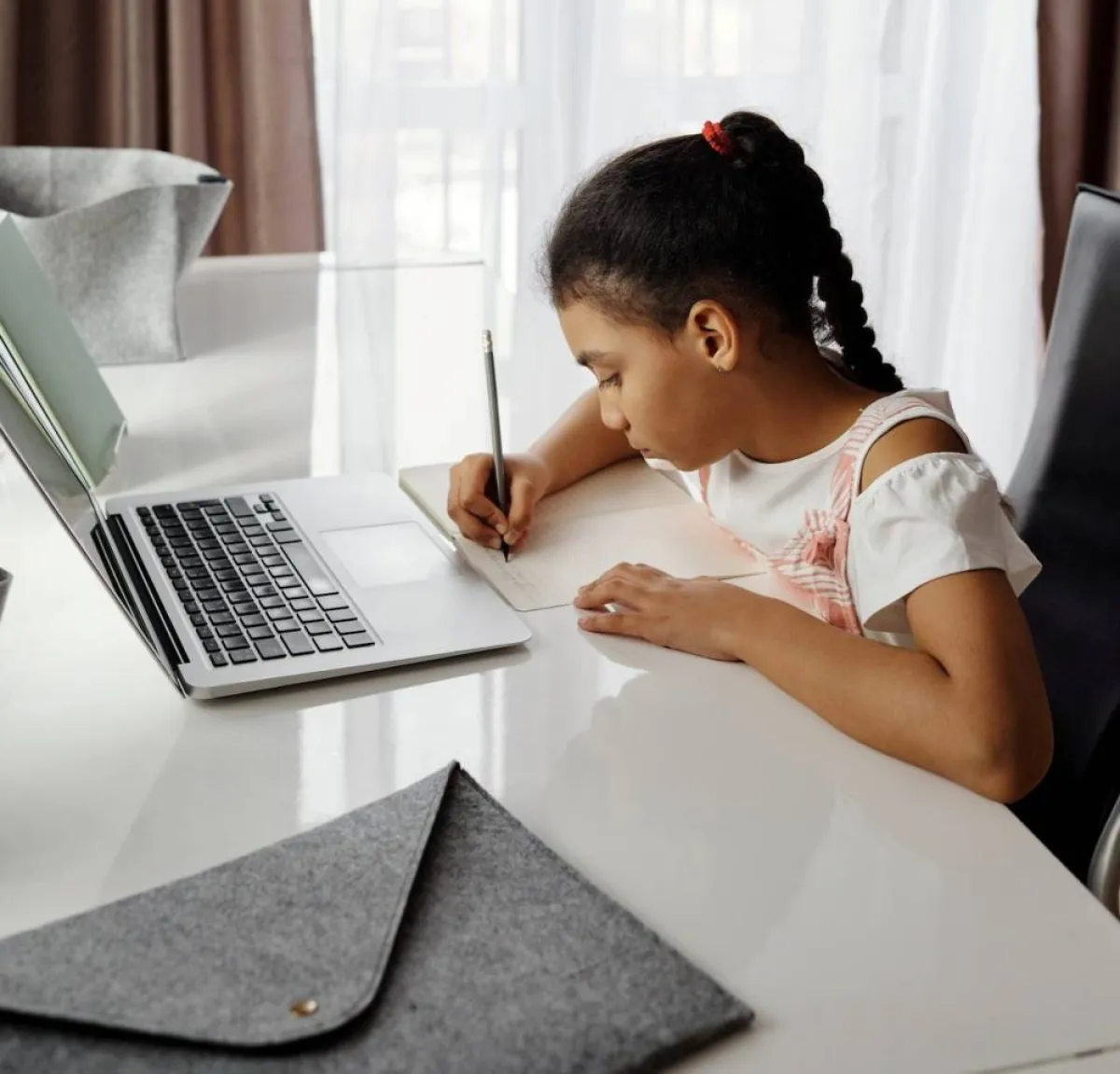 صورة لطفلة تدرس