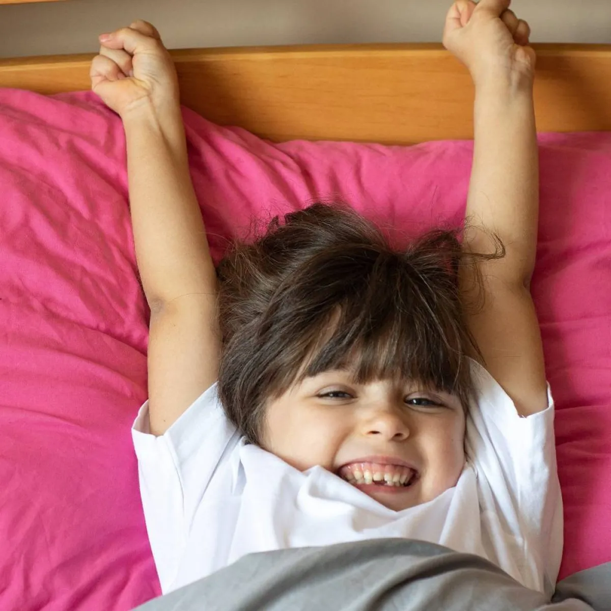 صورة لطفلة سعيدة راضية واثقة