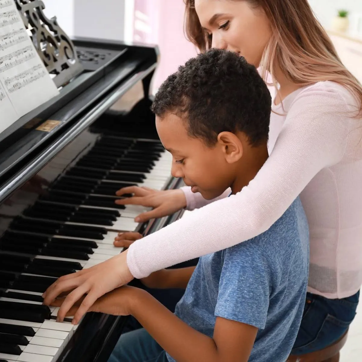 صورة لأم تدعم هواية طفلها