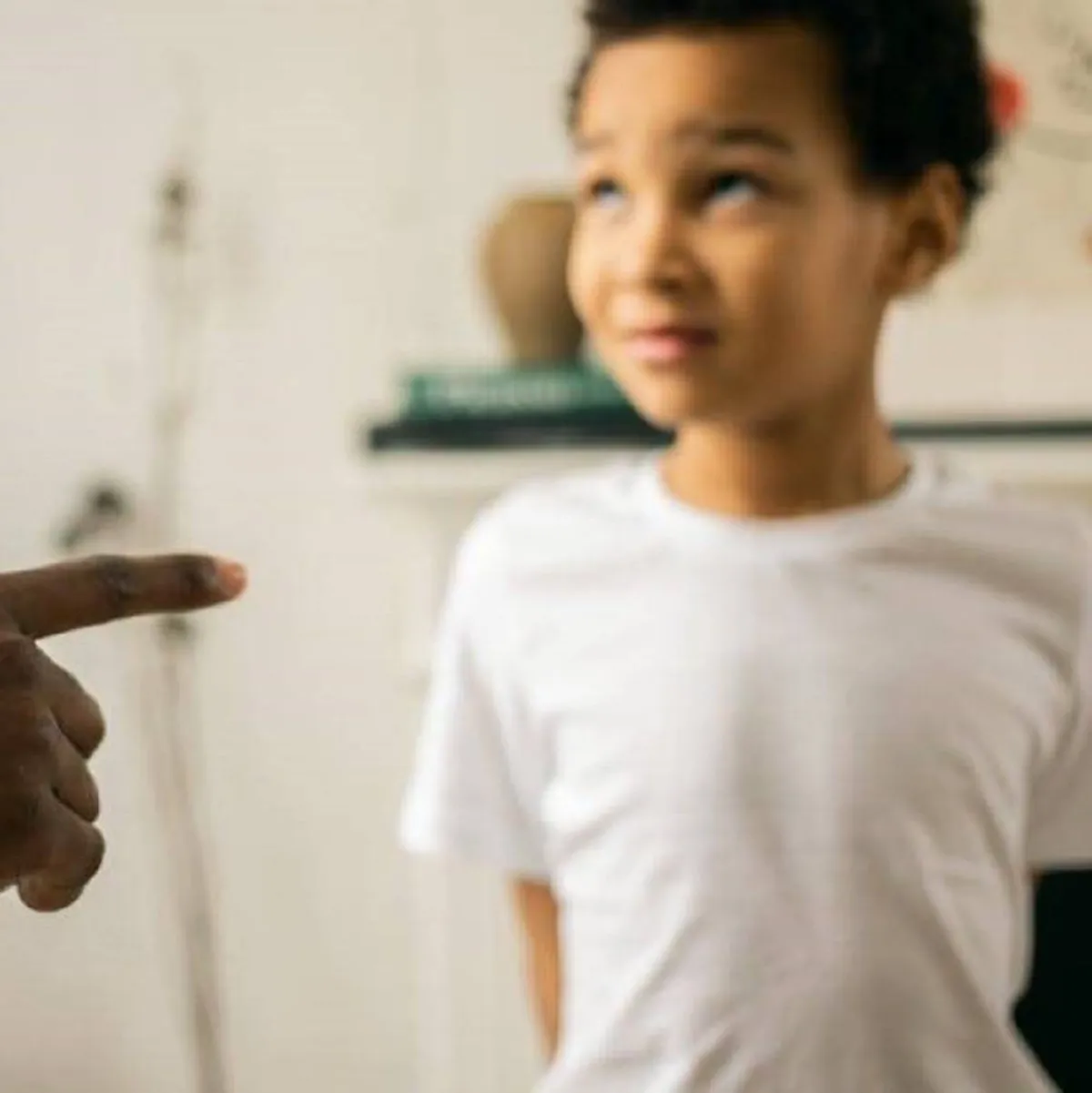 صورة لطفل خائف ينتظر العقاب