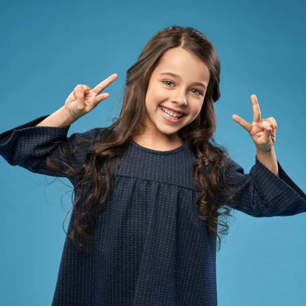 صورة لطفلة تشعر بالثقة والأمان