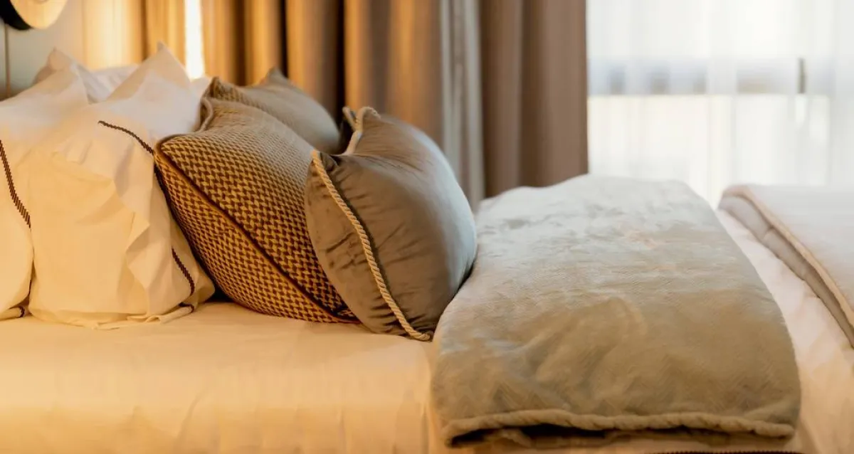 وسائد على السرير، في غرفة النوم 