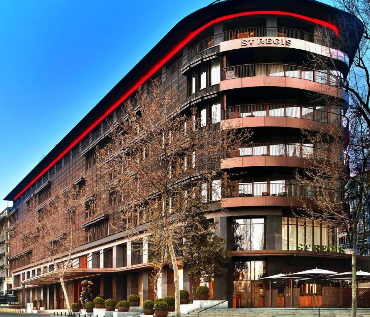 لقطة لبناء فندق سانت ريجس اسطنبول الخارجي