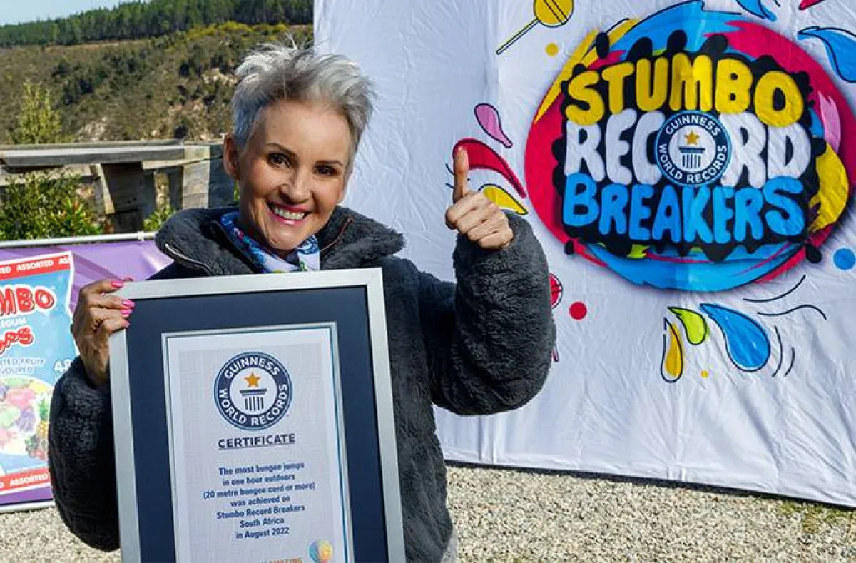 عجوز تقفز من قمة جبل بالحبال 23 مرة في ساعة واحدة تدخل موسوعة غينيس - الصورة من موقع غينيس