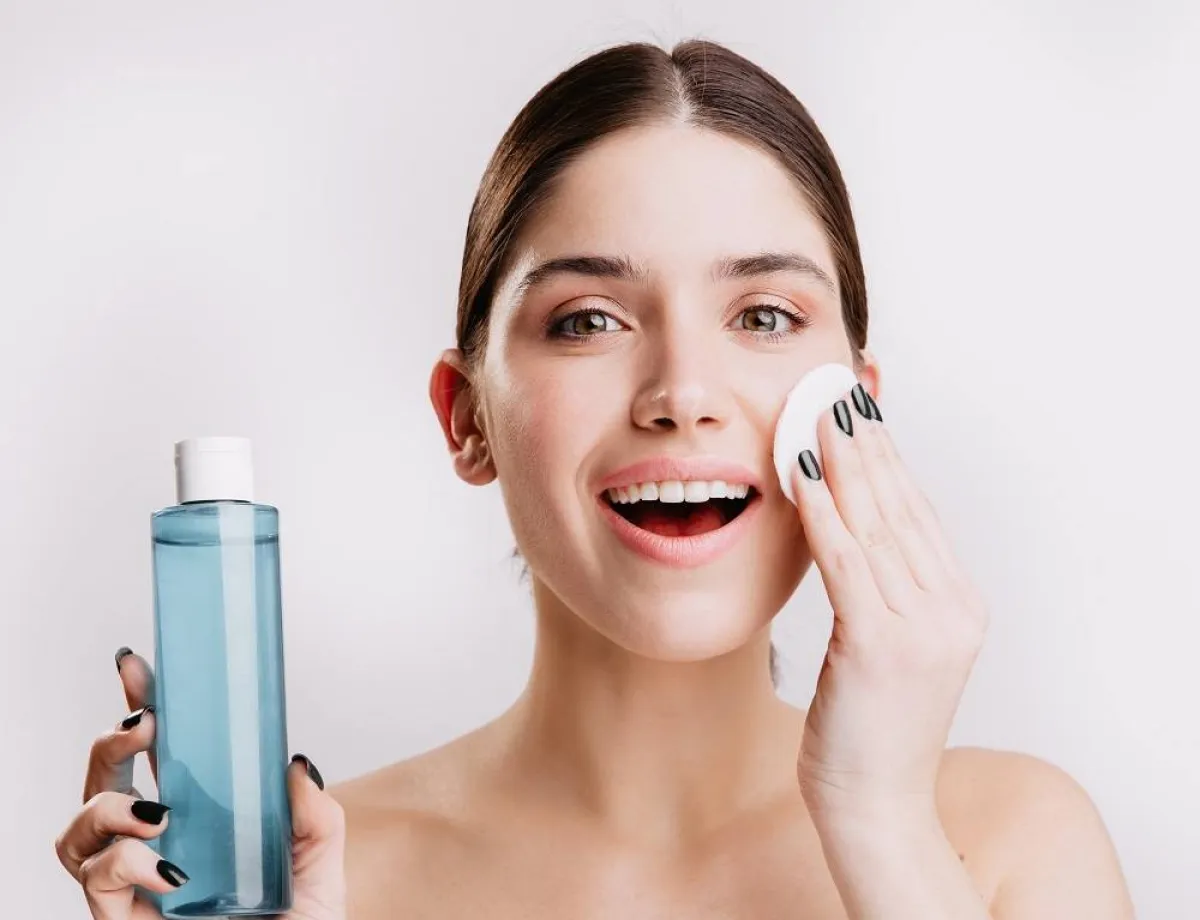 إزالة المكياج- الصورة من Freepik 