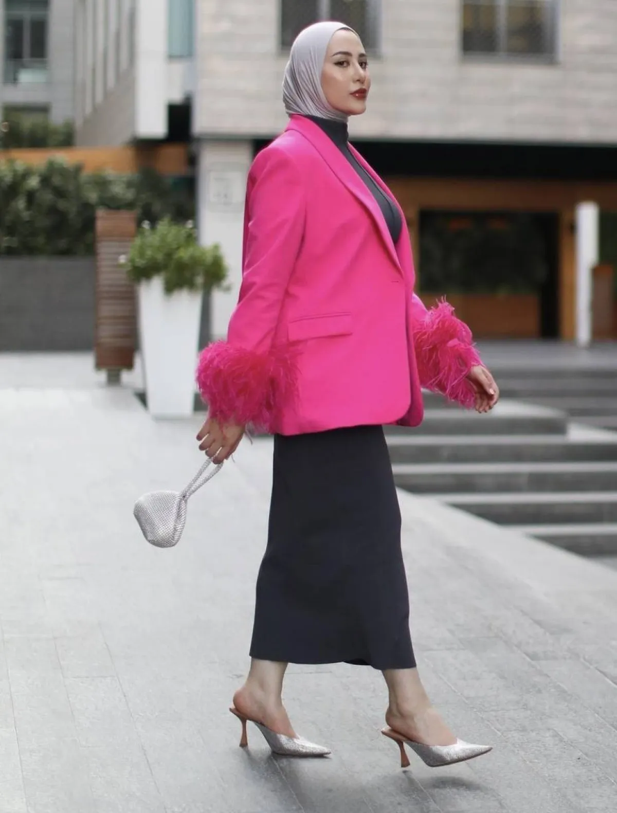 شهد ناصر بتنسيق الفوشيا والاسود