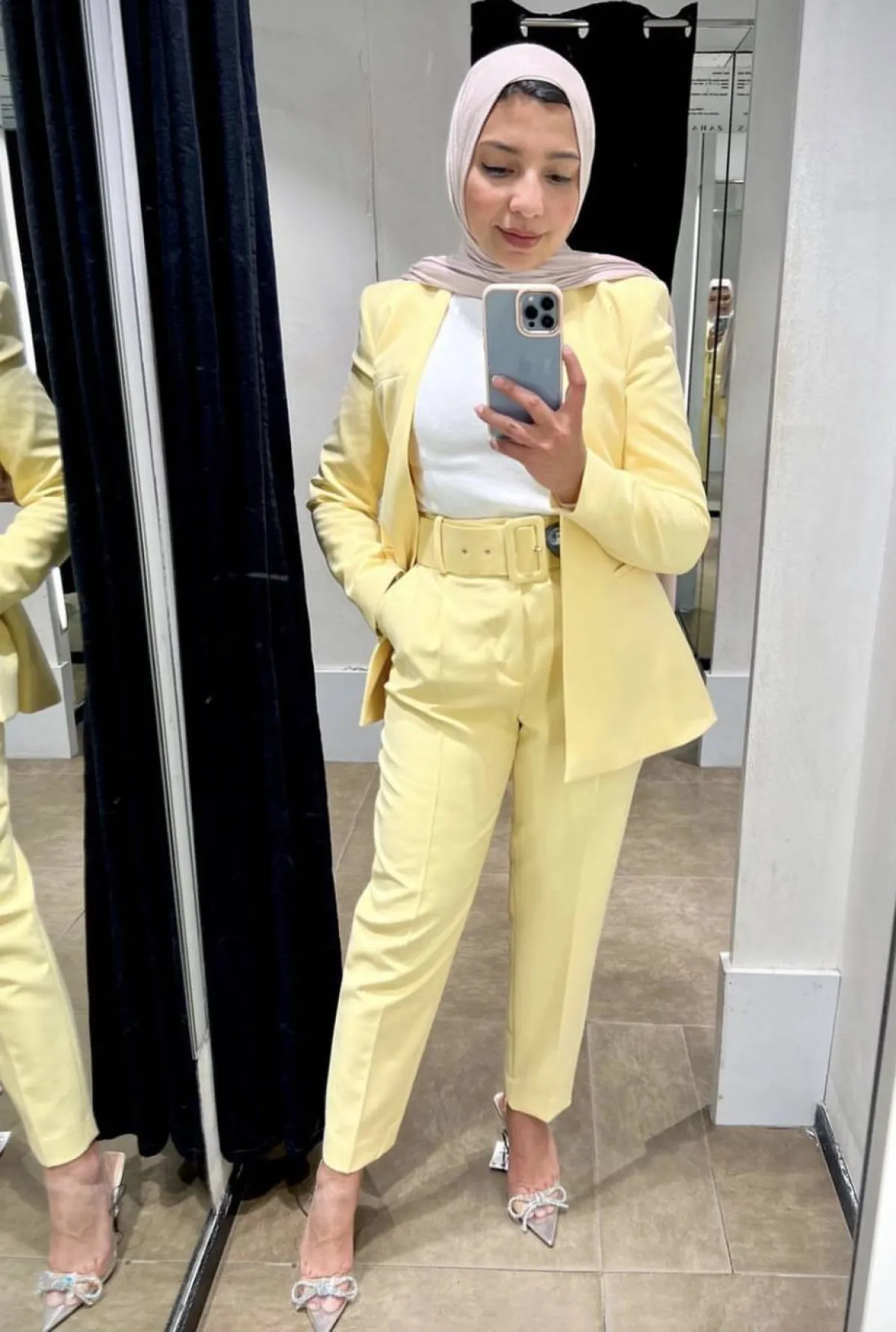 سارة ثروت بالبدلة الصفراء