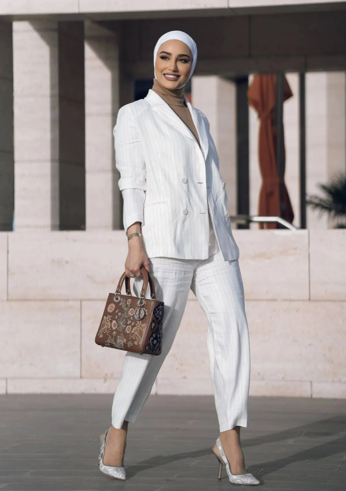 دلال الدوب بازياء حيادية الالوان