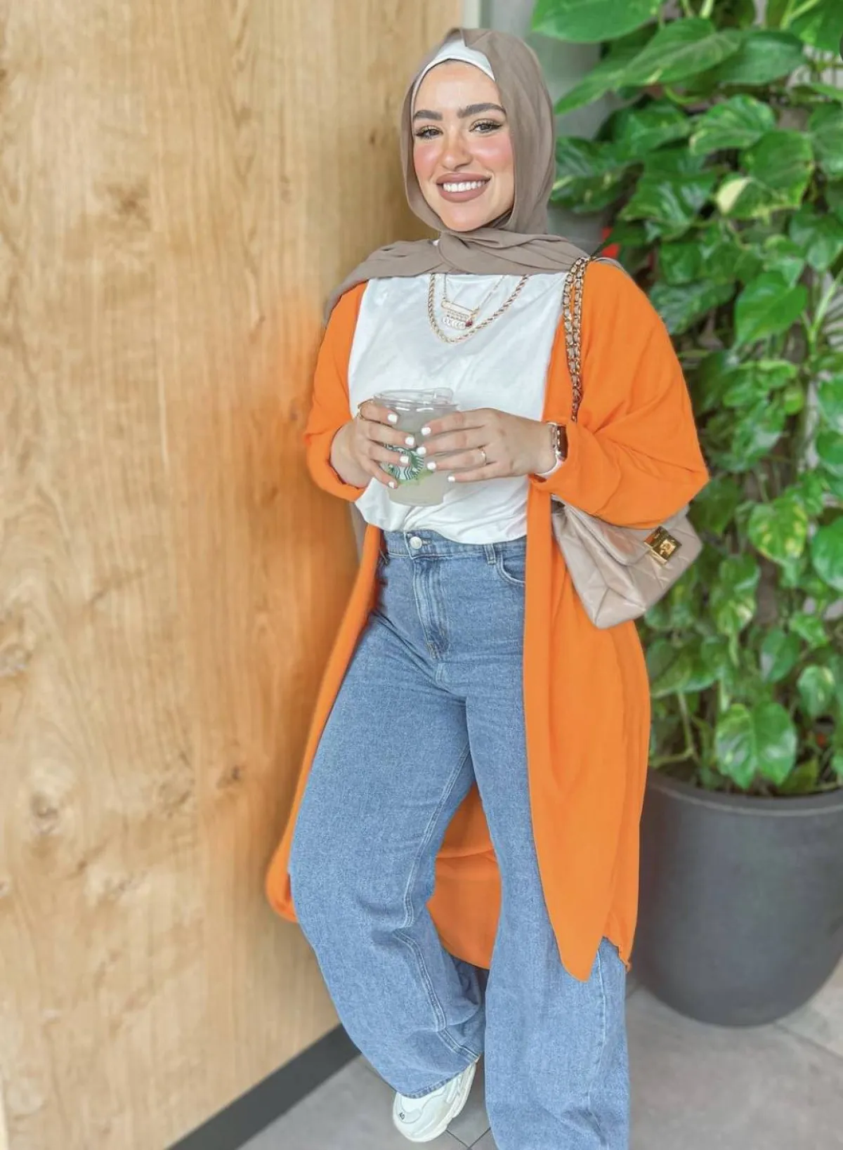 دينا رزق بجاكيت برتقالي طويل