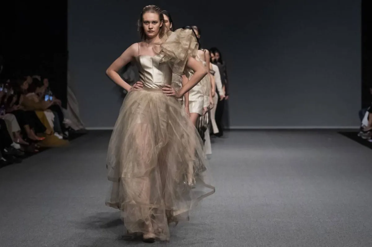 اللون الذهبي في عروض الأزياء الراقية لخريف وشتاء 2022-2023