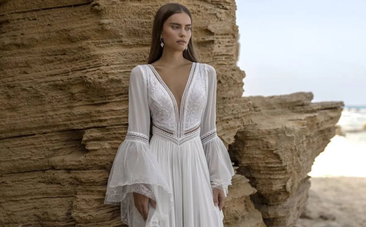 فساتين زفاف بأكمام شفافة