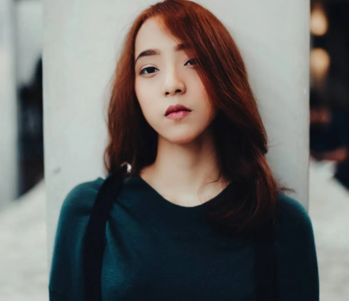 صورة لمراهقة تشعر بالقلق