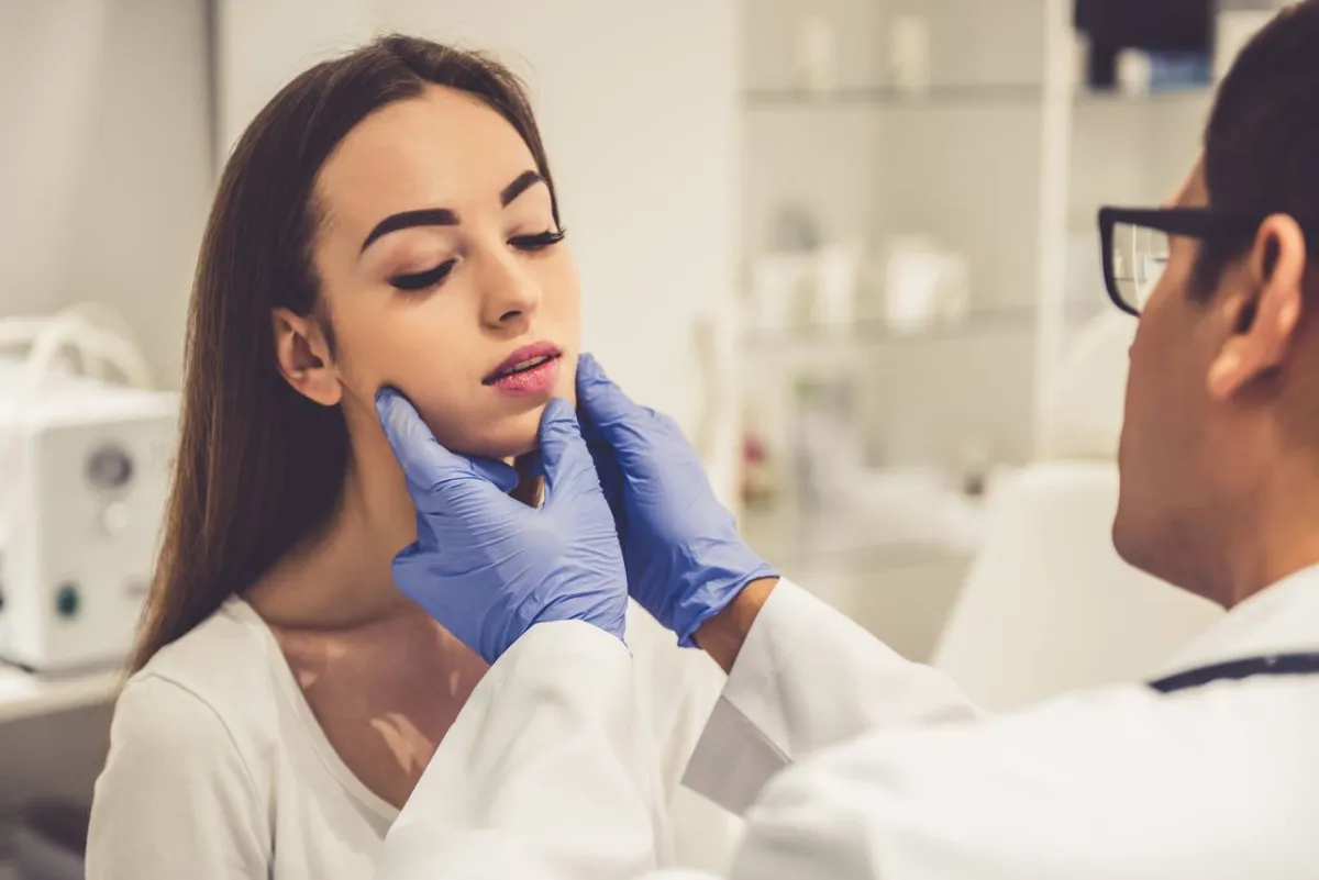 صورة لمراهقة عند جراح التجميل