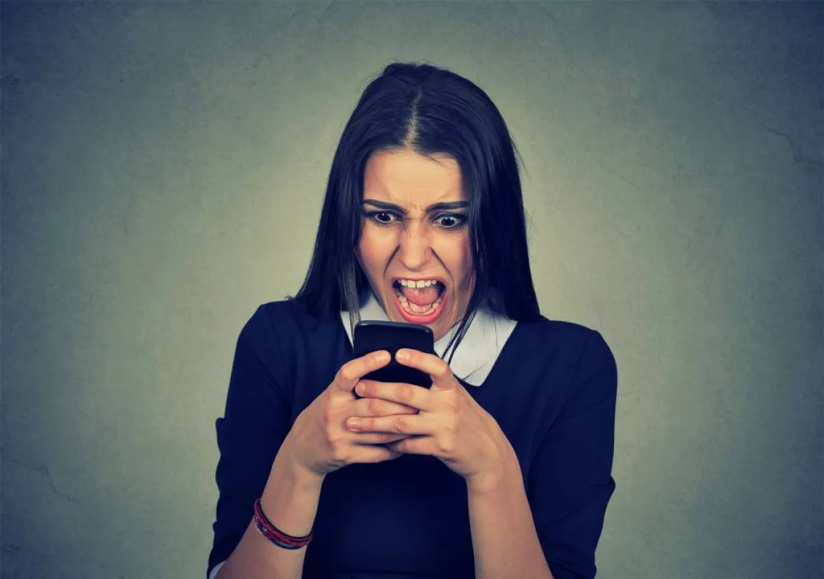 المكالمات العشوائية  تُسبب الإزعاج والقلق لدى الكثيرين - الصورة من Adobe stock