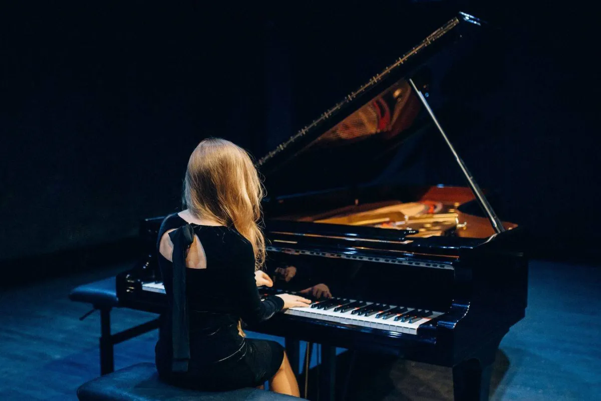 عازف البيانو