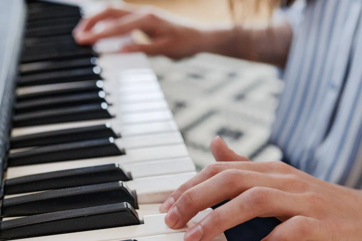 عازف البيانو