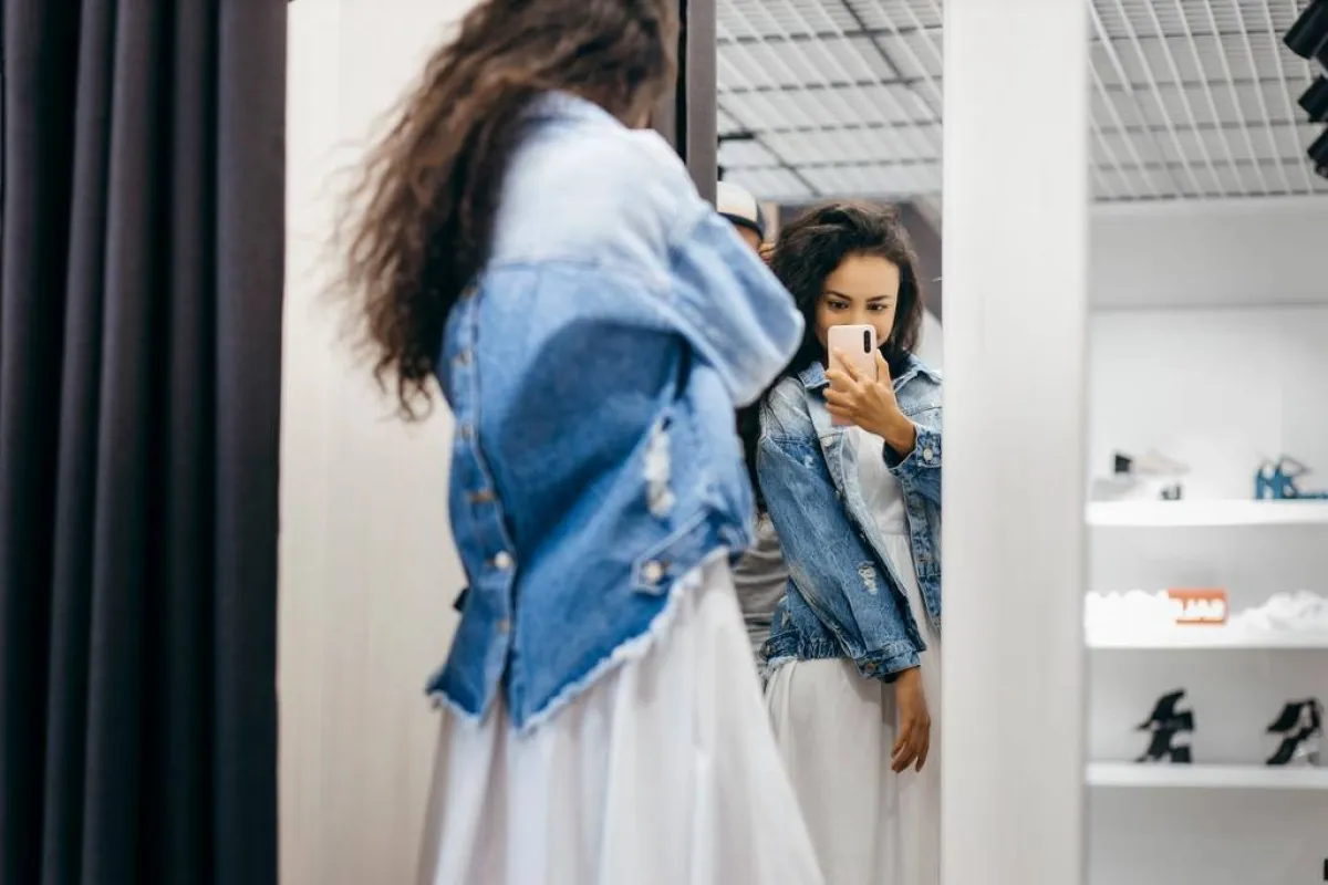 امرأة تتسوّق