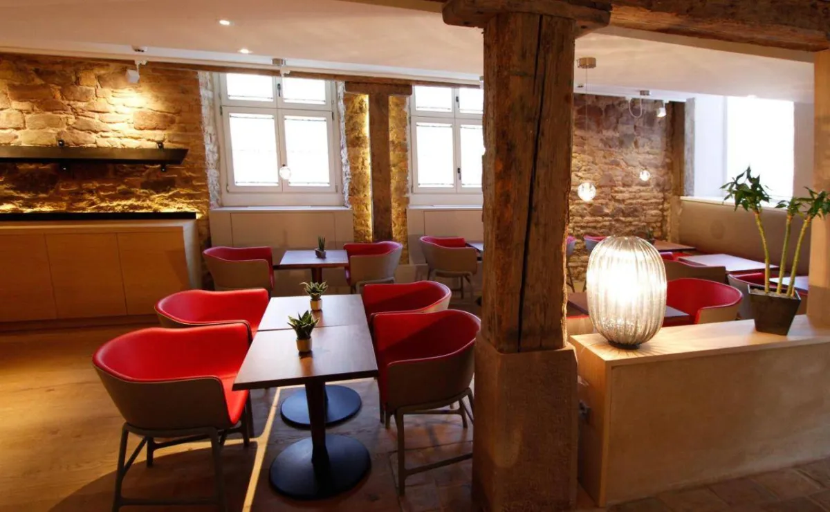 لقطة لأحد المطاعم في فندق بافيلون ريجنت بوتيت فرنسا