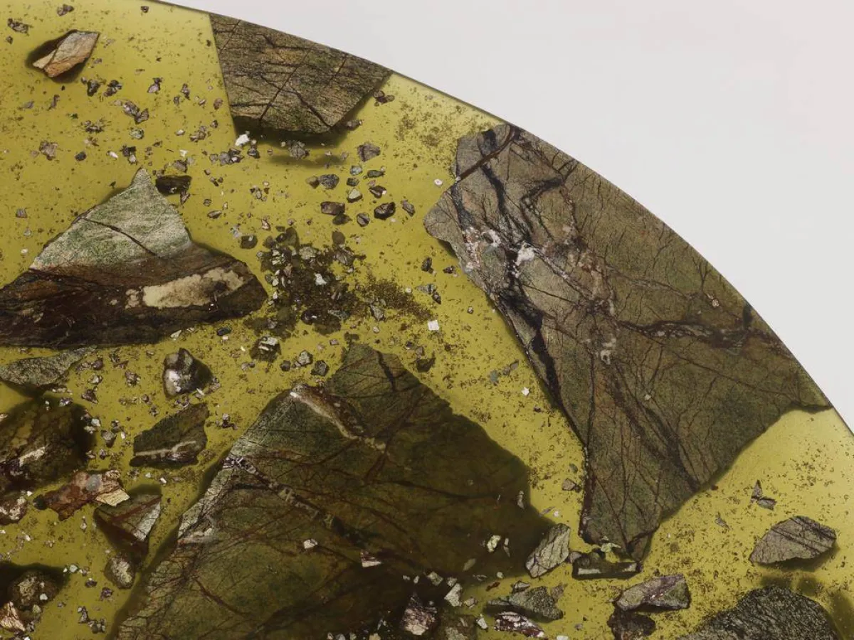 جانب من سطح طاولة القهوة