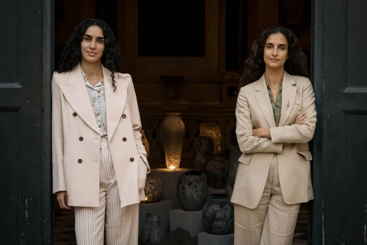 من اليمين، المصممتان تارا وتيسا ساخي