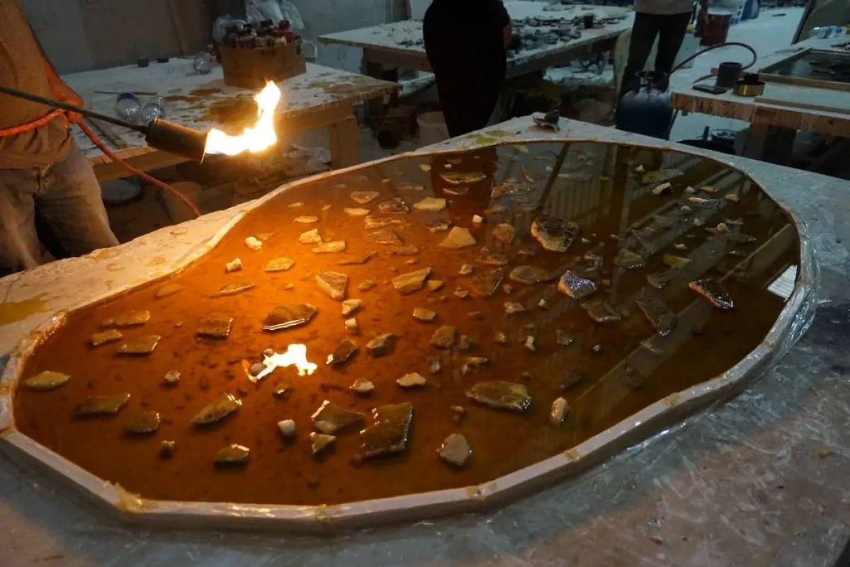 لقطة لتفاصيل العمل على مجموعة «أجزاء متسقة»