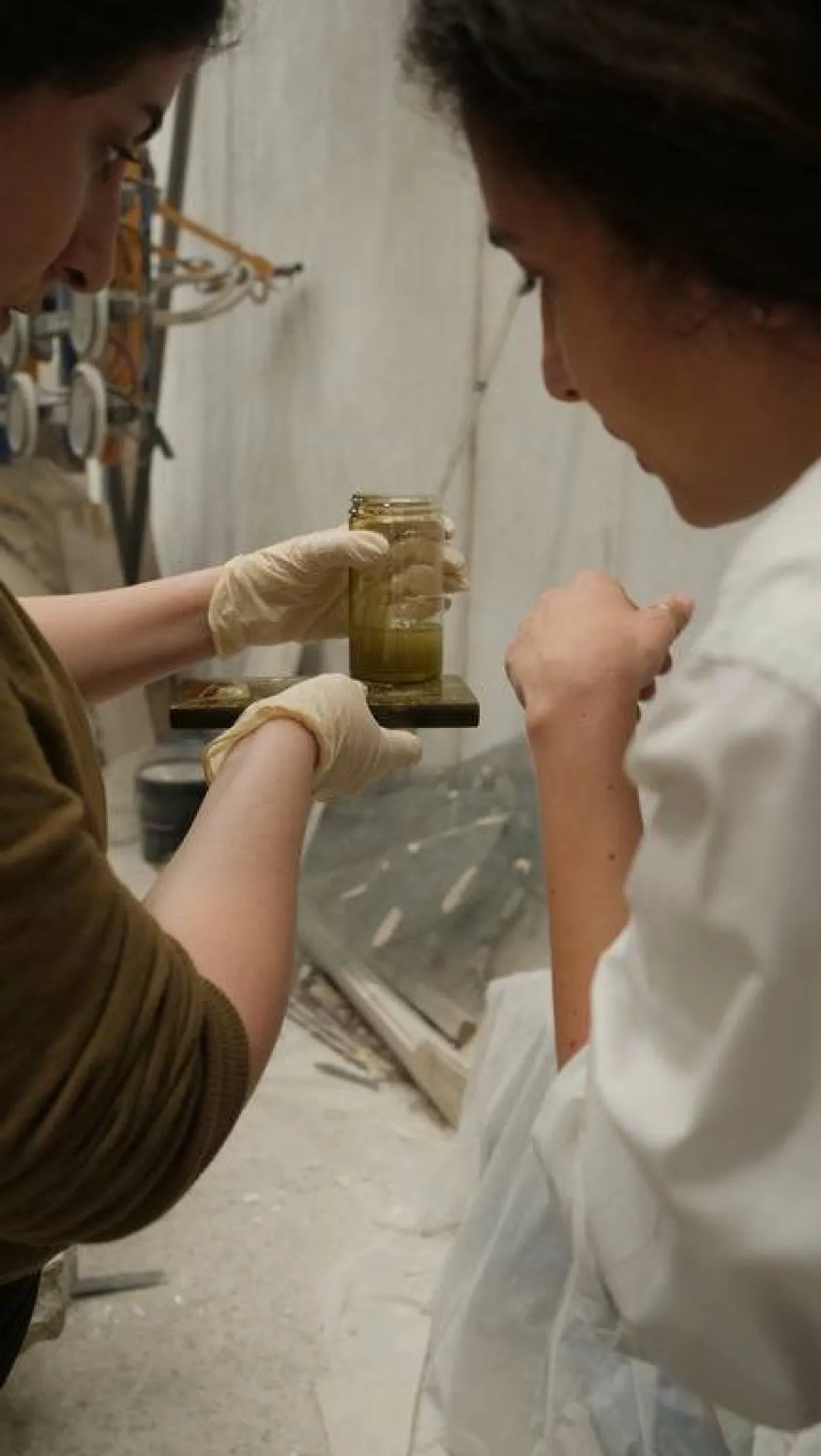 المصمّمتان تيسا وتارا ساخي، أثناء العمل 