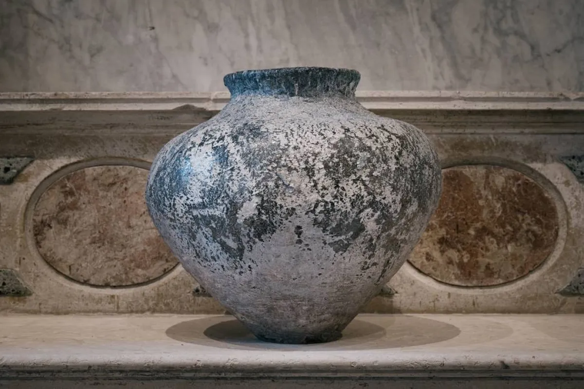 لقطة في معرض الشقيقتين تارا وتيسا ساخي الفردي الأوّل، ، ضمن إطار «أسبوع فينيسيا للزجاج»