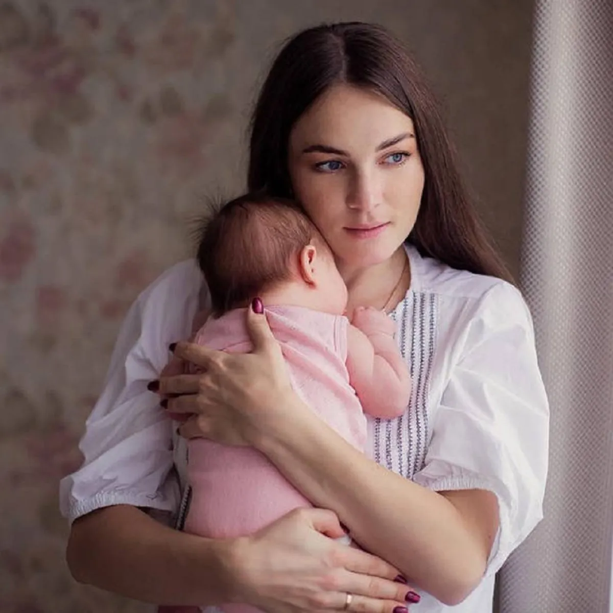 صورة لأم تحتضن طفلها