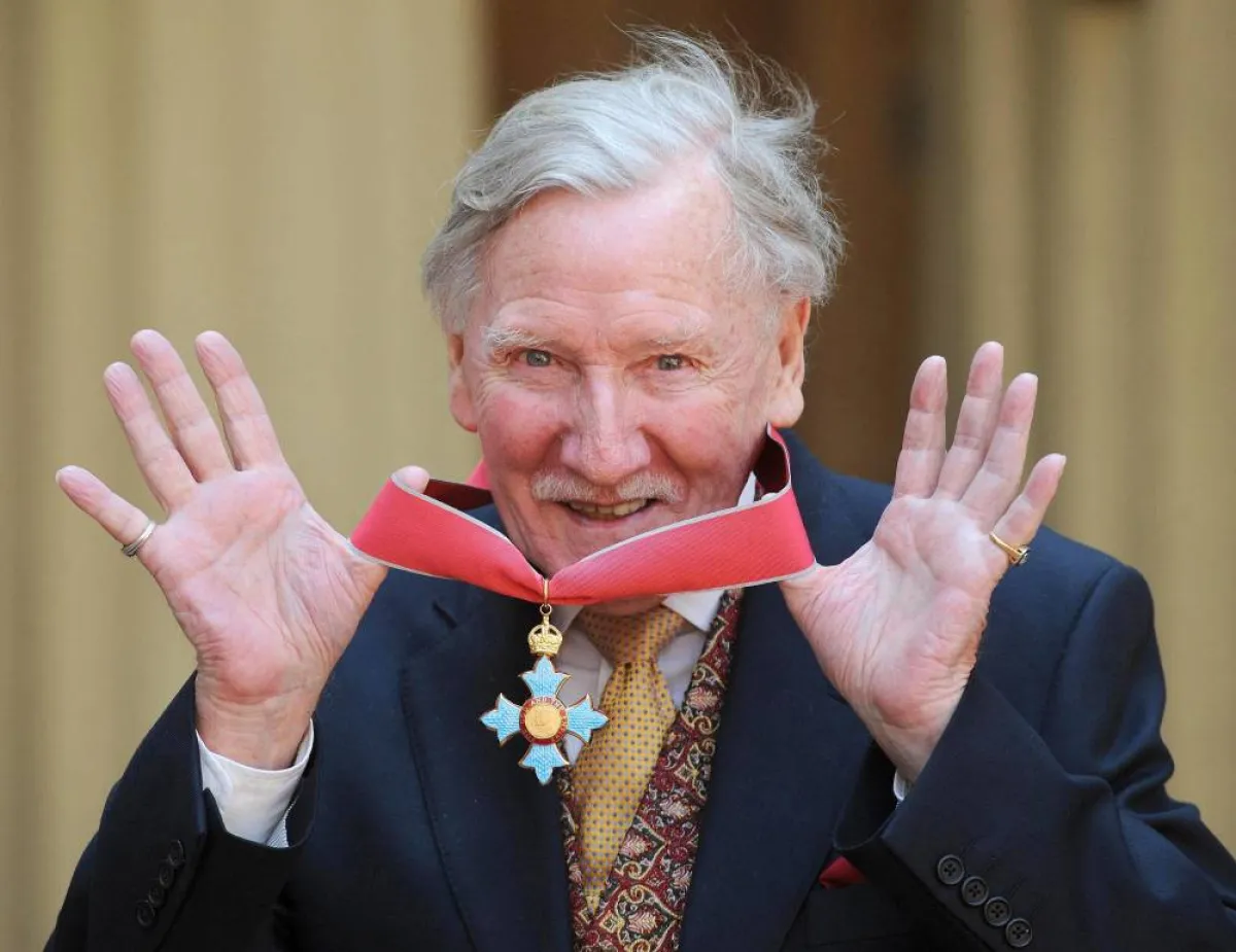 British actor Leslie Phillips poses for photographs after receiving his Commander of the British Empire (CBE) from Britain's Queen Elizabeth II at Buckingham Palace in London, on May 7, 2008. AFP PHOTO/Fiona Hanson/POOLFIONA HANSON / POOL / AFP