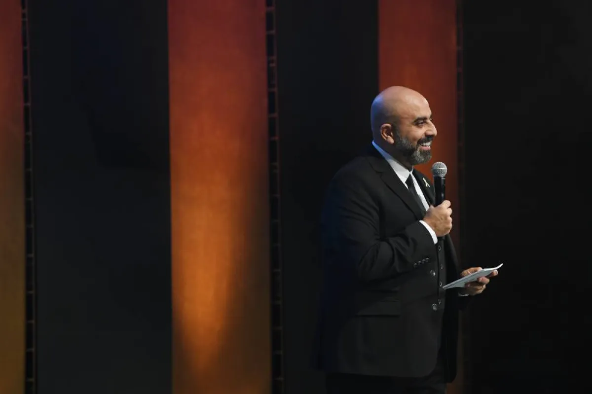 الإعلامي هشام حداد في  الحفل- الصورة من المكتب الإعلامي للمركز 