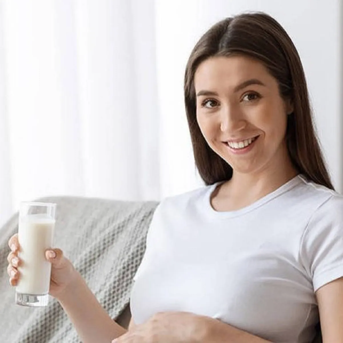 صورة لحامل تشرب كوباً من اللبن