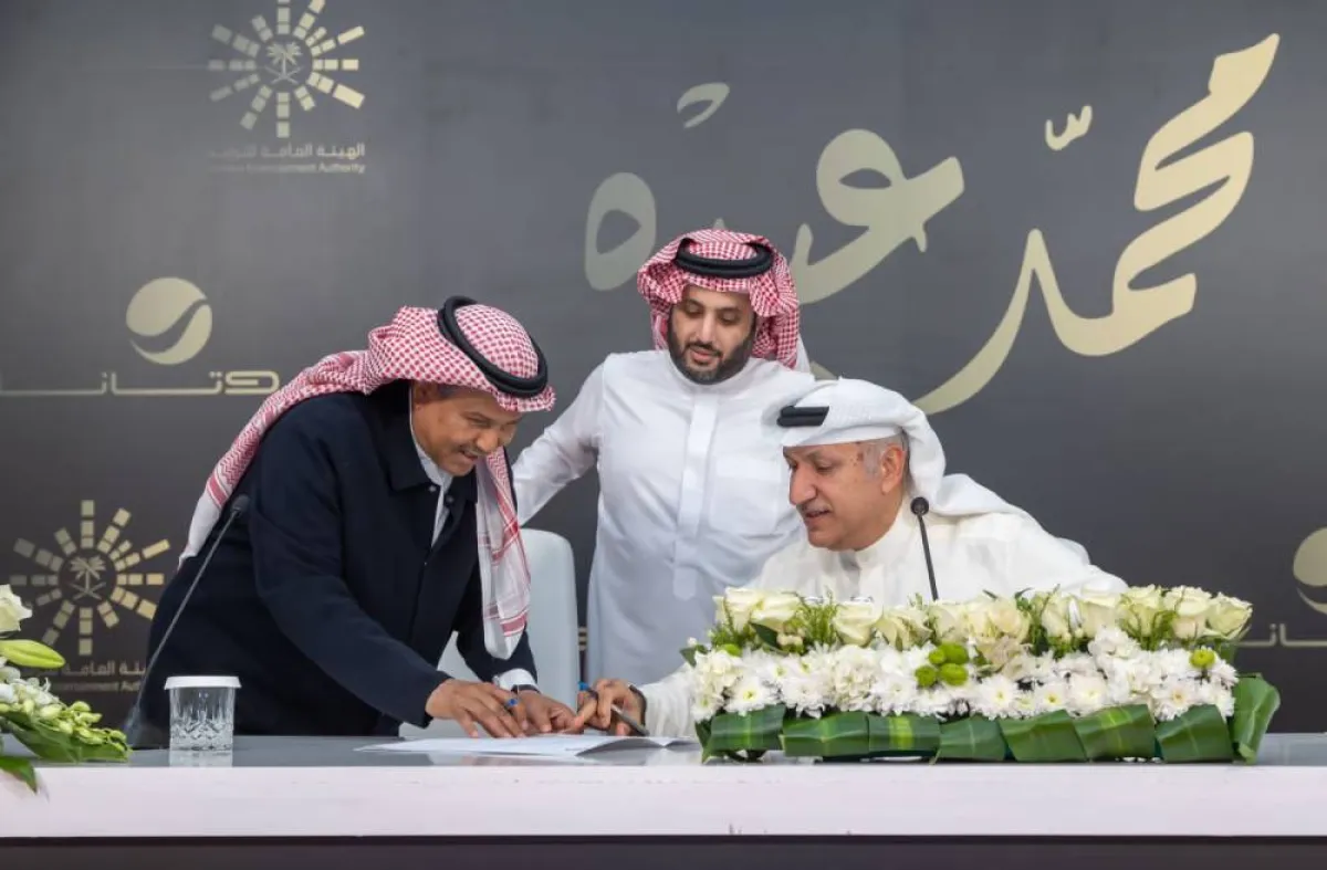 محمد عبدة اثناء توقيعه العقد- الصور من المركز الاعلامي ل موسم الرياض